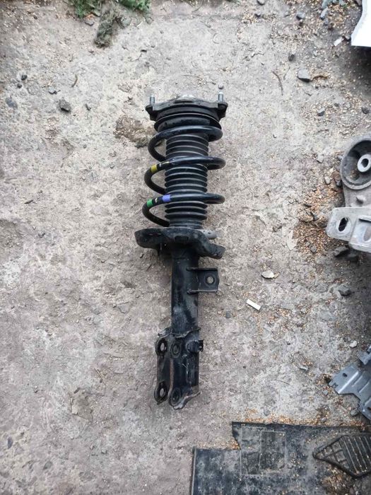 Передня ліва/права стійка амортизатор лівий hyundai kona хюндай кона