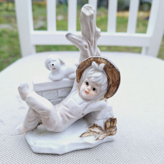 Figurka porcelanowa Chłopak
