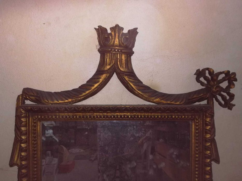 Espelho Antigo Dourado com Entalhe Clássico