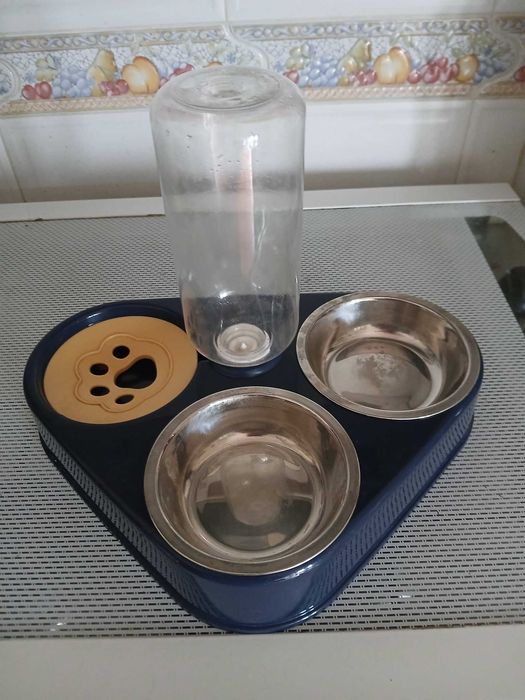 Comedouro e bebedouro para Gatos