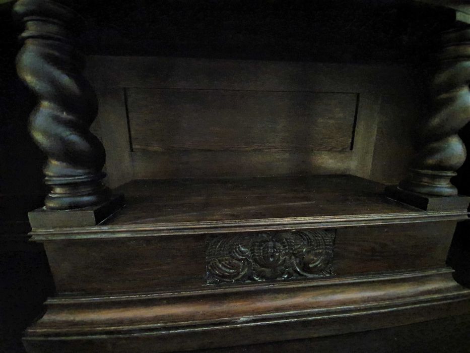 Kredens Dębowy na ślimakach - duży