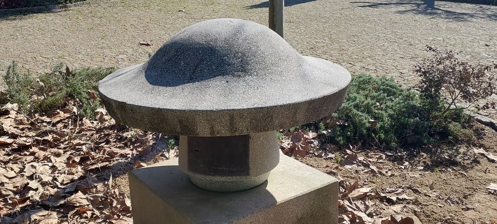 Candeeiro-cogumelo , igual aos da marginal de Espinho