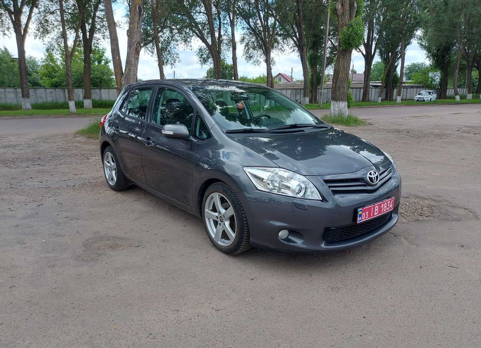 Toyota Auris 2010 год