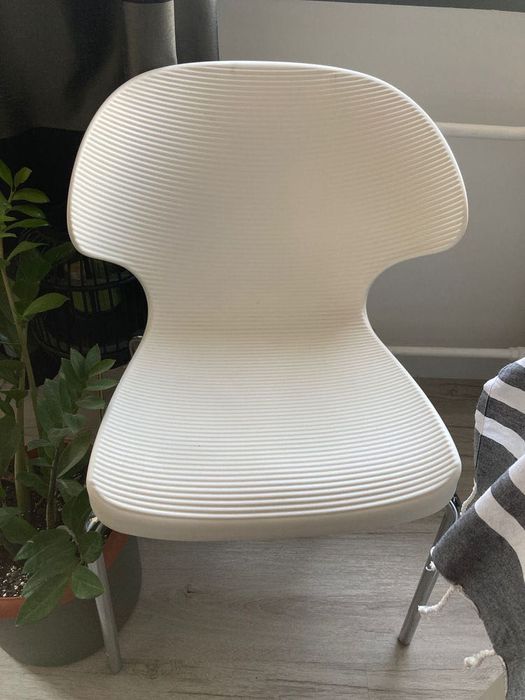 Dwa białe krzesła w zestawie ostatnia szansa 5.02