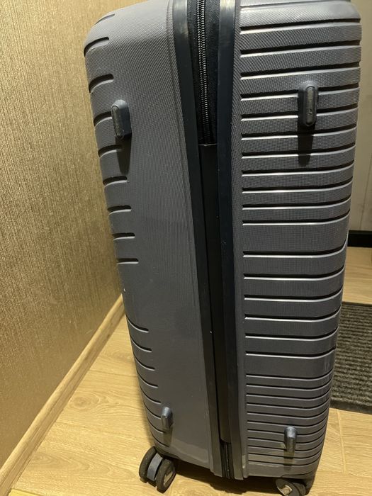 Велика валіза в ідеальному стані