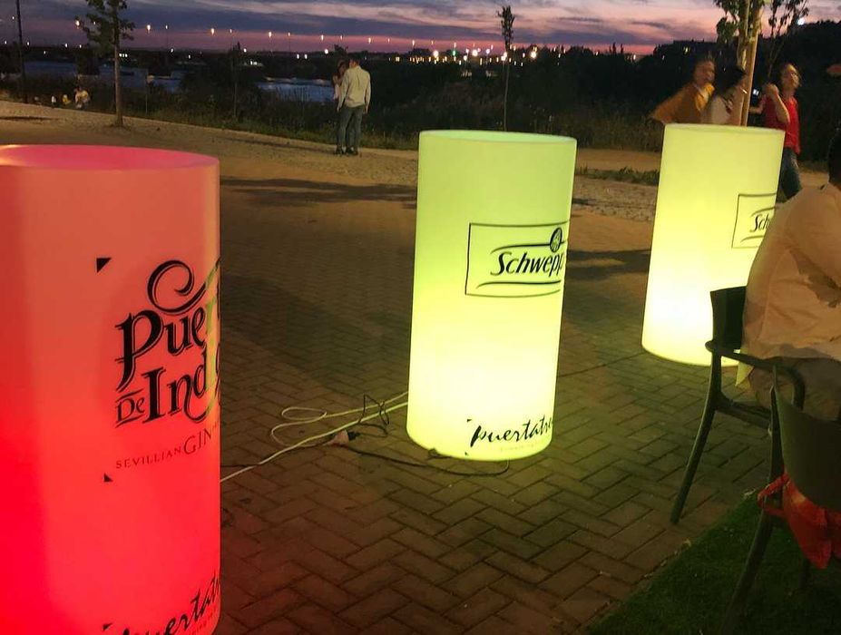 Mesas de bar com luz