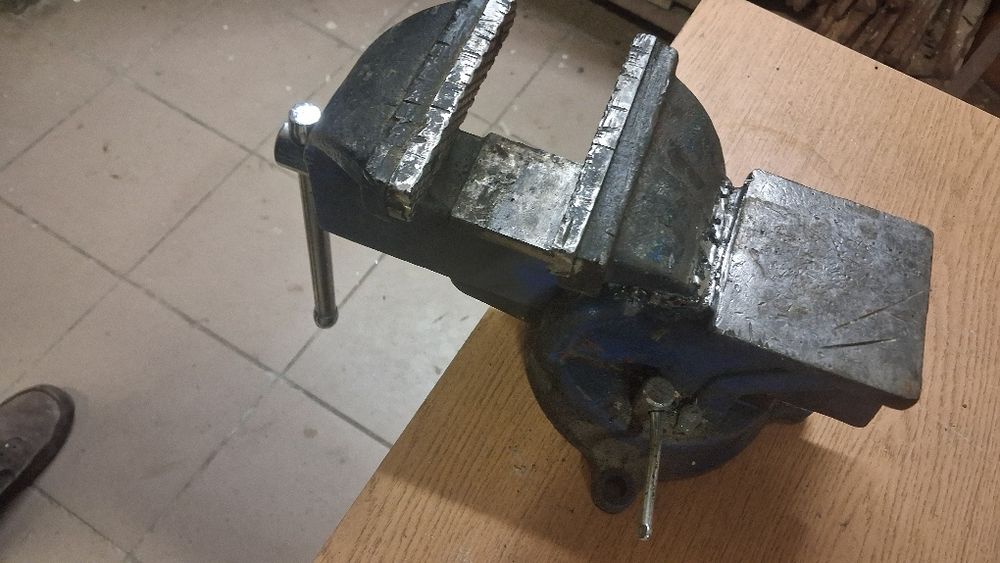 Imadło żeliwne uszkodzone