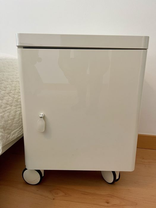 Quarto de casal - cama (estrado e colchao), mesas de cabeceira, comoda