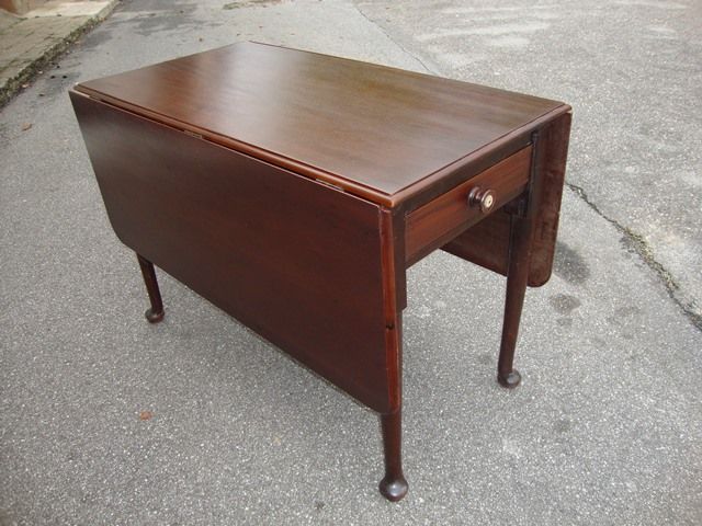 Mesa de apoio antiga com tampo oval