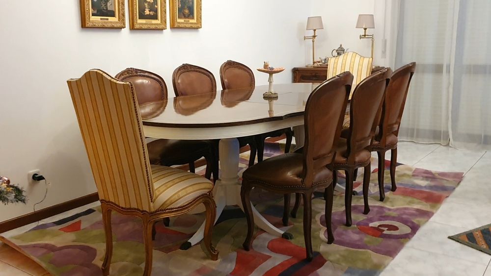 Conjunto de Sala: Mesa de Jantar Extensível + 6 Cadeiras (Estilo Clássico)