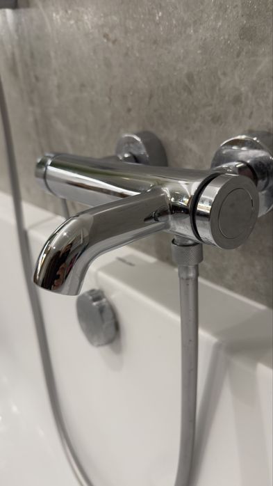 Bateria wannowa Grohe Essense z prysznicem