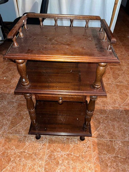 Mesa de apoio clássica em madeira
