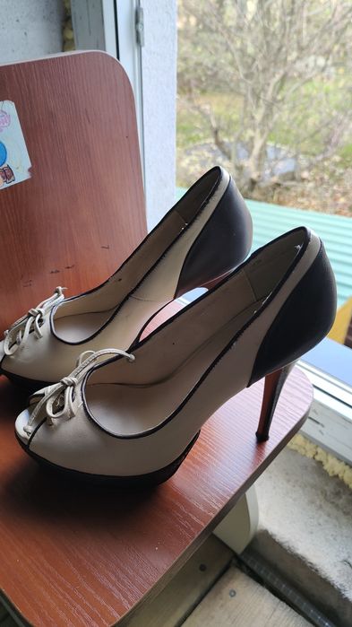 Босоніжки на високому каблуку