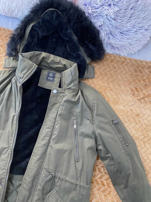 Casaco quente com pêlo preto e capucho, ÓTIMO estado