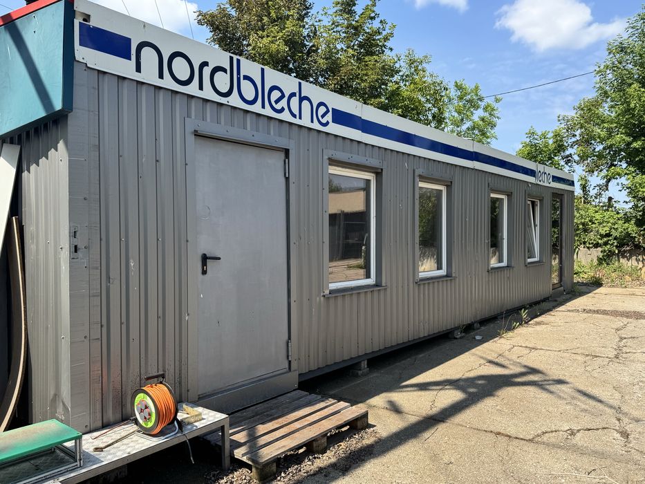 Biurowiec z kontenerow 72 m2.