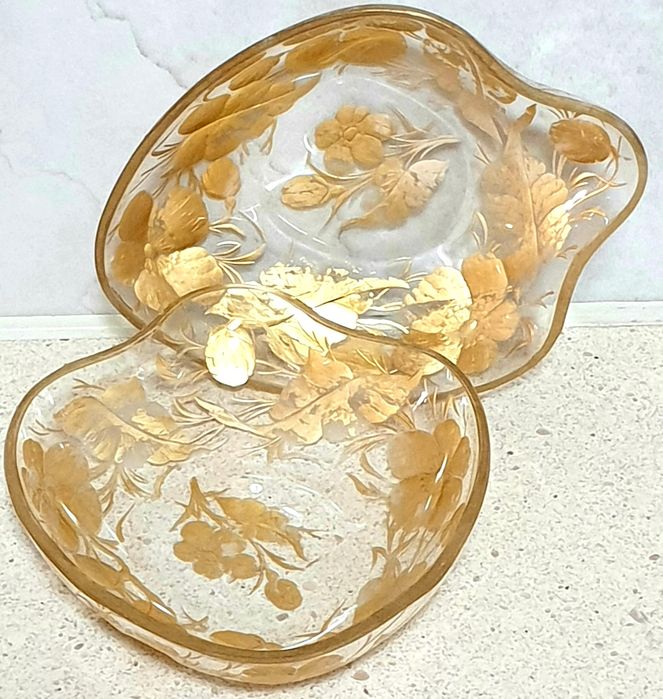 Raras antigas taças em vidro lapidado com folha de ouro Sec. XIX