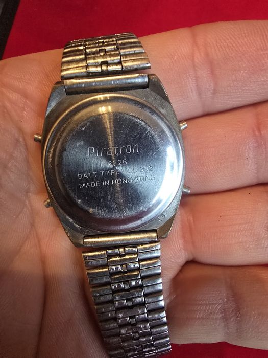Zegarek elektroniczny Piratron bardzo cieniki