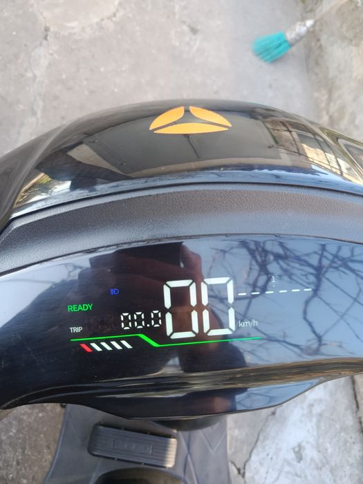 Єлектроскутер Yadea RN чорний