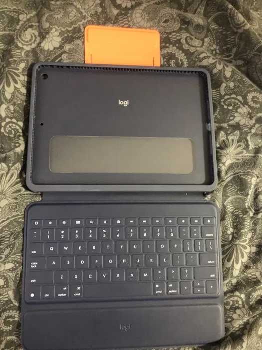 Чехол с клавиатурой на iPad 10.2 (7-8-9) Logitech Rugged Combo 3