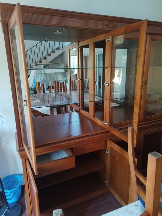 Móvel e mesa de sala
