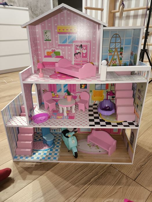 Domek dla lalek drewniany kolorowy wyposażenie