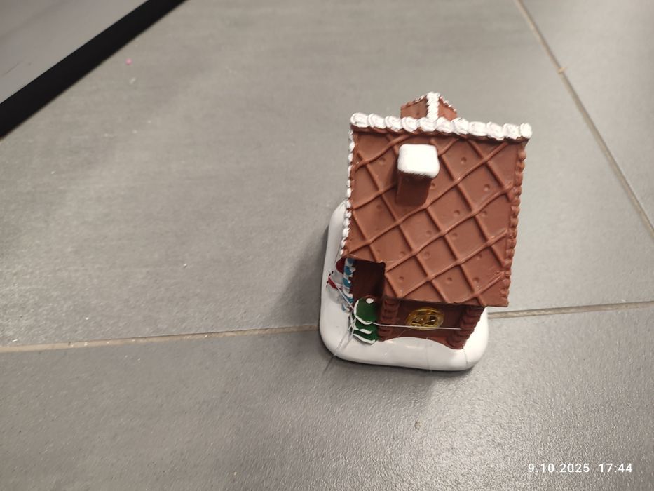 Nowy brązowy domek świąteczny z lampkami LED