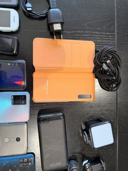 Мобильные телефоны одним лотом