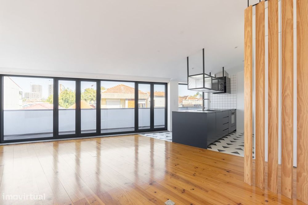 T2+1 moderno com varanda, elevador e ar condicionado