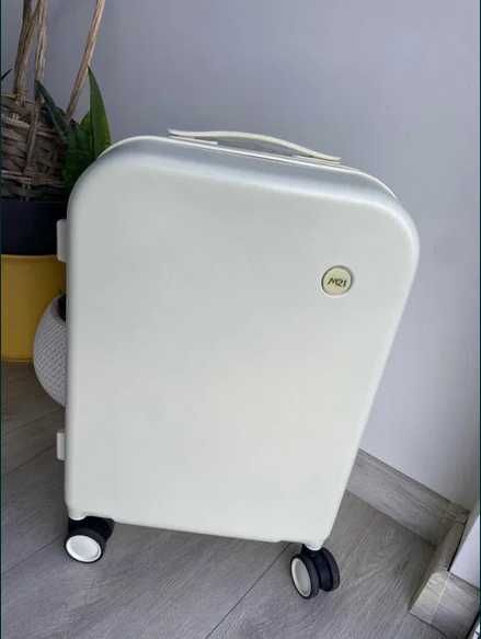 Walizka podróżna średnia twarda biała/kremowa 4 kółka na szyfr