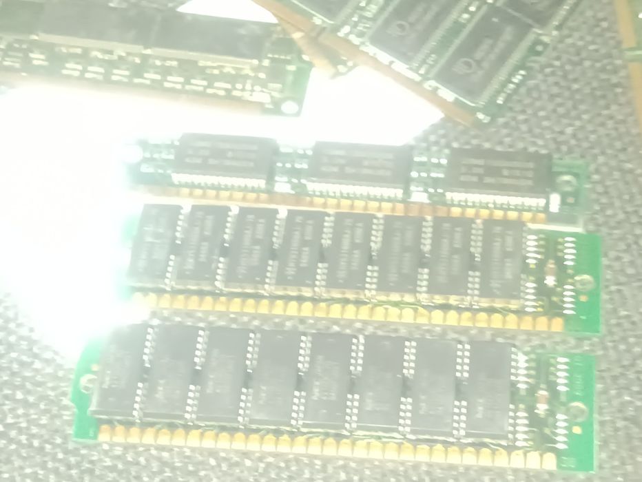 Стара комп'ютерна материнська плата та Пам'ять