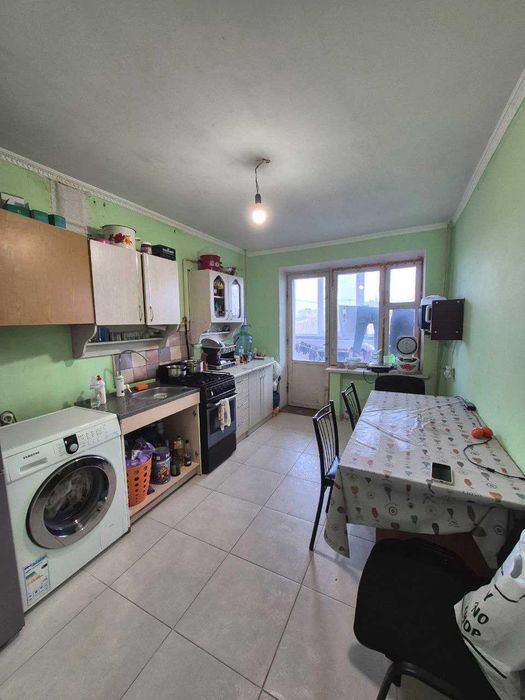 продаж трикімнатної квартири по вул. Захисників України