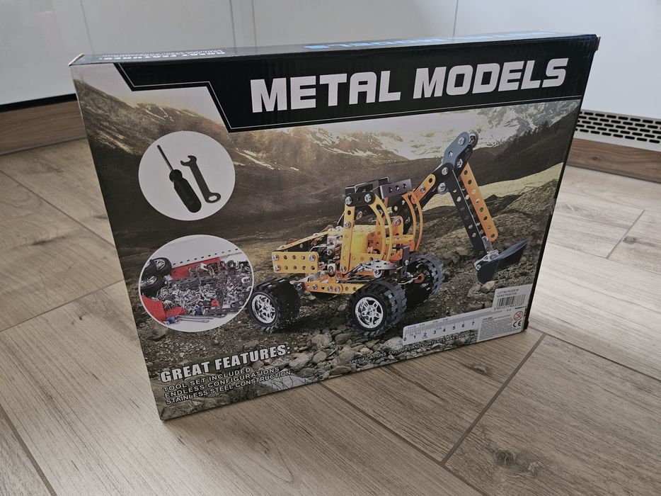 Nowy metalowy model do złożenia koparka