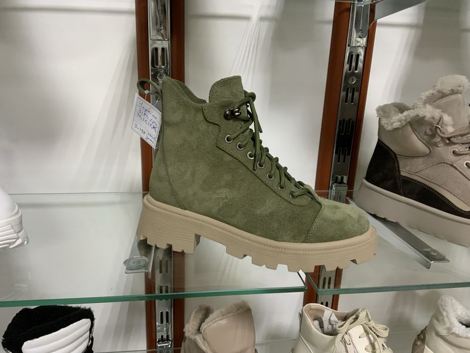 Крутые женские зимние ботинки  на низком ходу жіночі черевики