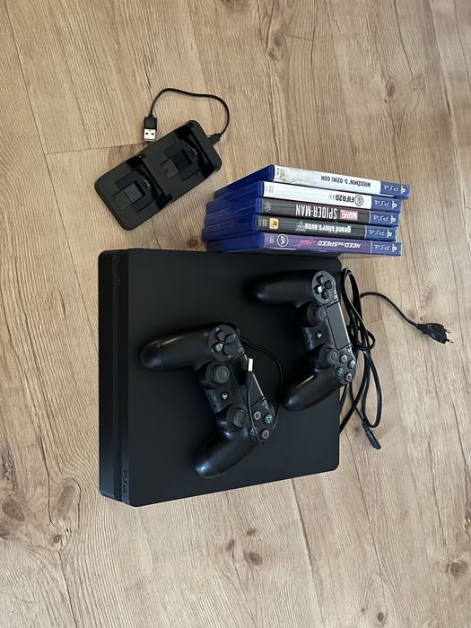 PlayStatnion 4 1TB 2pady/stacja ladowania/5gier