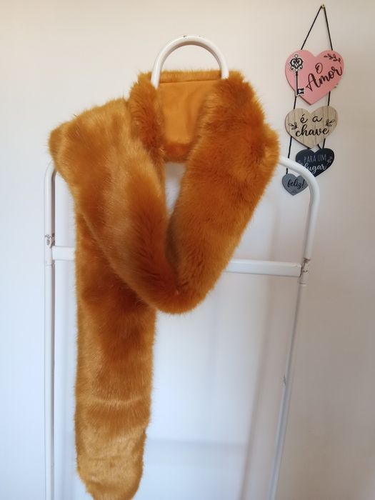 Cachecol pelo, tom amarelo torrado.