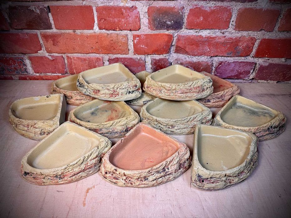 WYPRZEDAŻ  Miski narożne na wodę do terrarium 12 szt.