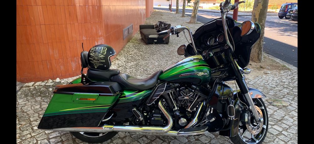 Harley Davidson Street Glide (CVO de livrete) com chave de ouro