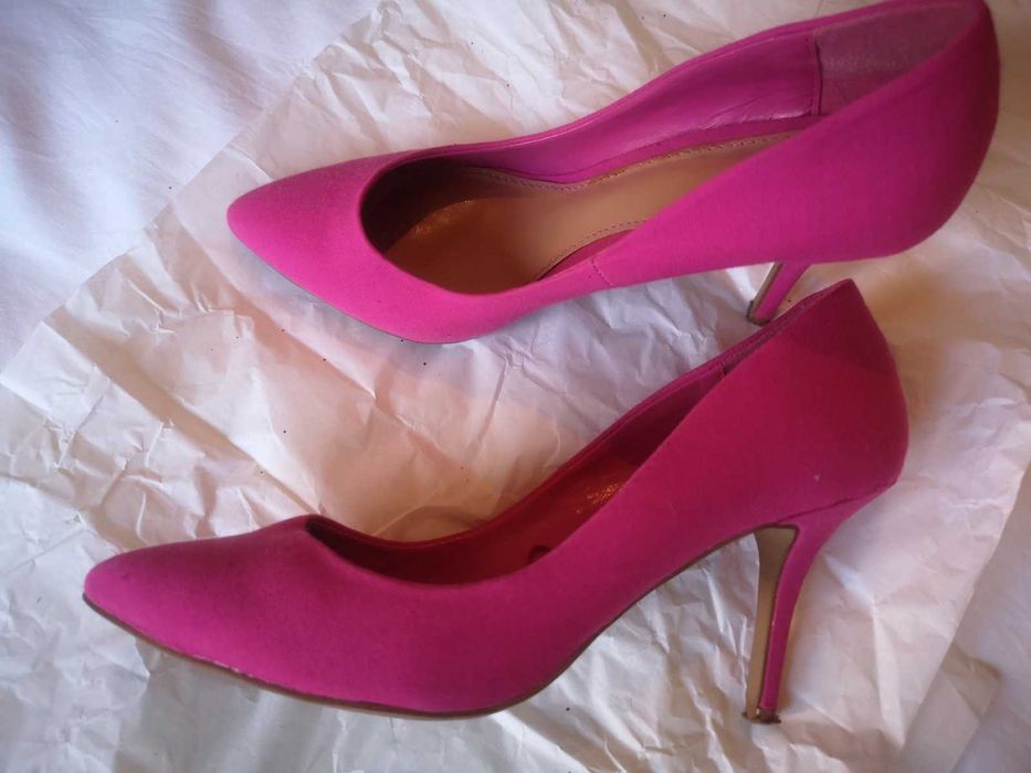 sapatos salto alto da stradivarius