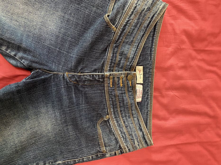 Джинсы с утяжкой и широкой талией.