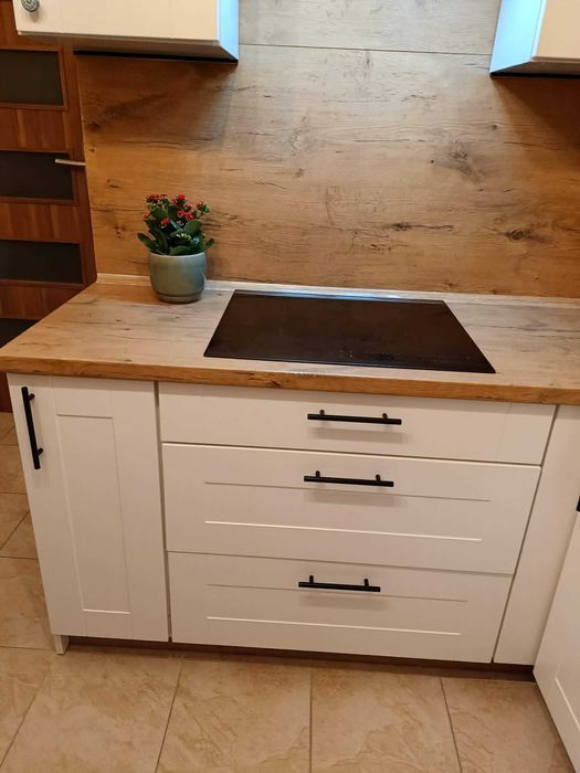 Kuchnia na wymiar – białe frezowane fronty + blat dąb