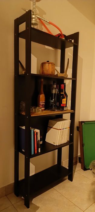 Estante com cinco prateleiras