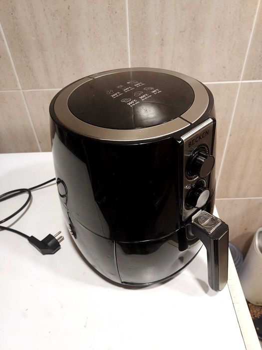 Airfryer. Perfeito para a cozinha. Para fritar sem óleo e para assar.