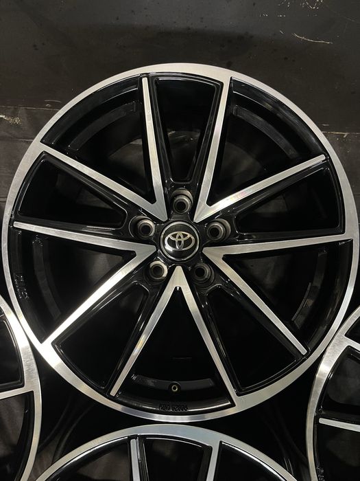 Диски R18 5x114.3 Et40 8J. Toyota Camry Corolla Avalon Hyundai Santa F
