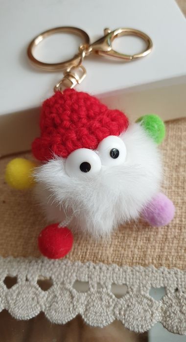 Puchaty breloczek w szydełkowej czapeczce