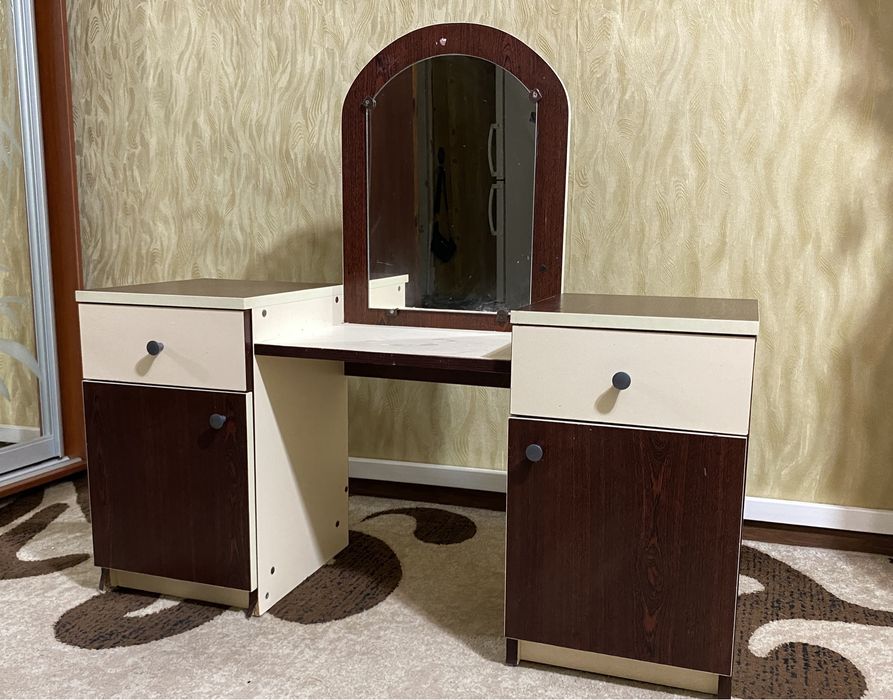 Детское трюмо с зеркалом, комод, тумбочка
