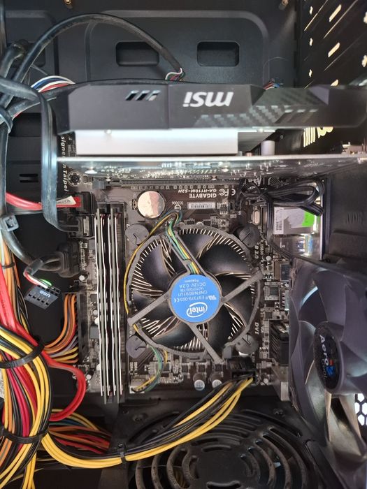 Komputer stacjonarny kompletny , monitor , głośnik,  klawiatura, mysz