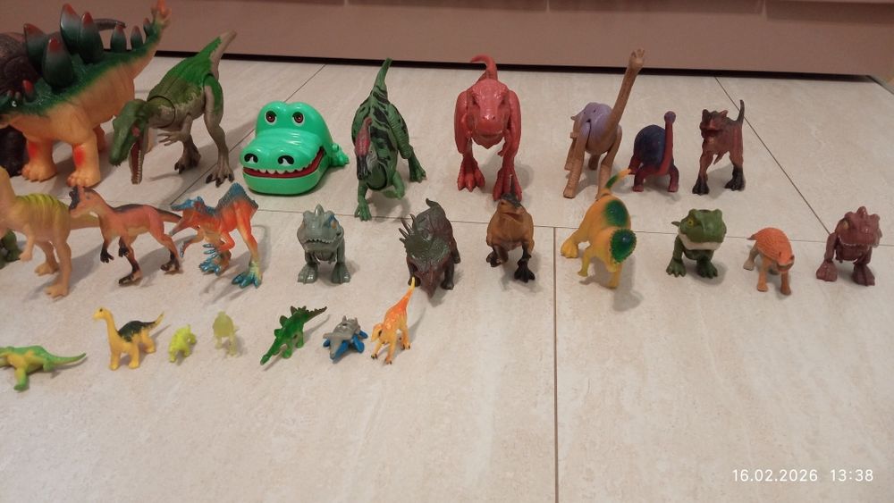 Динозаври іграшки