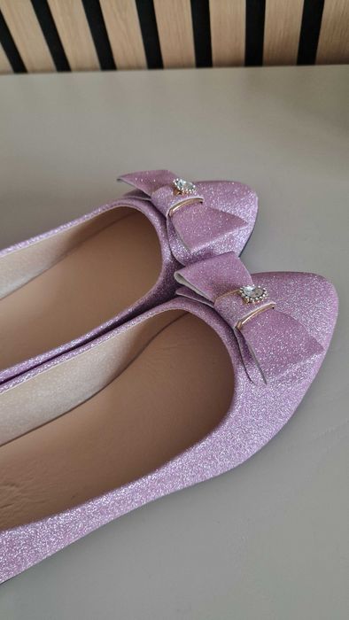 Sapatos rasos com brilho lilás