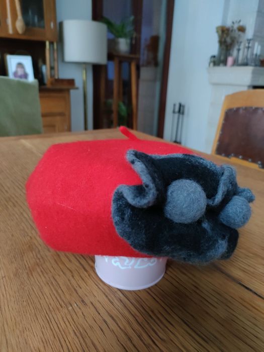Nowy czerwony beret z kwiatami.