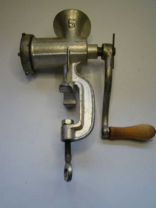 stara metalowa maszynka do mięsa
